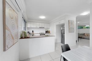 Modern Homely Townhouse with Pool Access & Free WIFI的厨房或小厨房