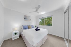 Modern Homely Townhouse with Pool Access & Free WIFI客房内的一张或多张床位
