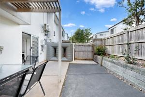 Modern Homely Townhouse with Pool Access & Free WIFI的阳台或露台