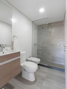 un bagno bianco con wc e doccia di Live Soho a Montevideo Altre 52 foto