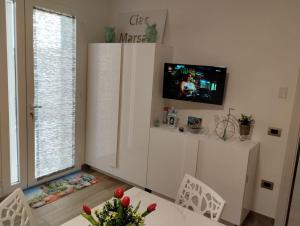 TV a/nebo společenská místnost v ubytování Il Giardino di Anna