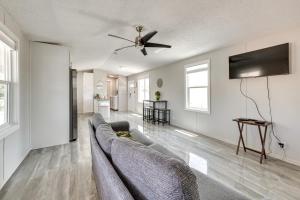 Televisyen dan/atau pusat hiburan di Steps to Sparkling Water Bullhead City Getaway