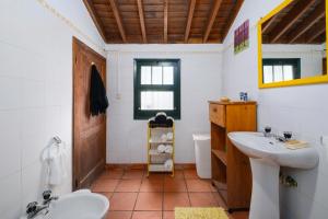 ein Badezimmer mit Waschbecken und Toilette in der Unterkunft Casa do Lenho in Achadinha + 21 Fotos