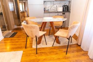 een eettafel en stoelen in een keuken bij Flux 2 in Oradea