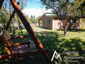 un columpio en un patio con una casa en Cabañas Almafuerte, en Villa Quillinzo 14 fotos más
