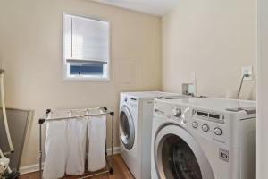 eine Waschküche mit einer Waschmaschine und einem Fenster in der Unterkunft 2 story beach house 3-Bedroom 2 baths Home 2 Blocks from the Ocean & Boardwalk Seaside heights in Seaside Heights