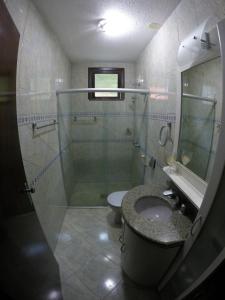 A bathroom at Hostel House 84