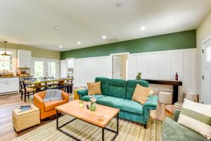 Un lugar para sentarse en 1 Mi to Lake Hartwell Updated Retreat with Patio!