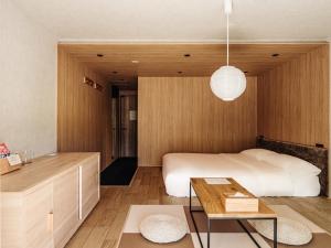 ein Schlafzimmer mit einem großen Bett und einem Tisch in der Unterkunft 瀾山ホテル LanshanHotel 澜山酒店 in Horonai + 40 Fotos