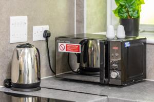 Kemudahan buat kopi dan teh di Peaceful London Stay 2BR Walkable Locale