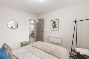 Katil atau katil-katil dalam bilik di Peaceful London Stay 2BR Walkable Locale
