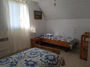 une chambre avec deux lits et une fenêtre dans l'établissement Classic Breton holiday home in Sarzeau, à Sarzeau
