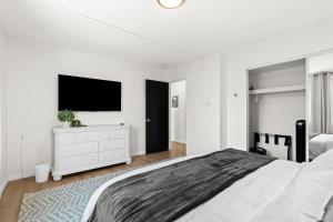 Ένα ή περισσότερα κρεβάτια σε δωμάτιο στο Stylish 1BR Upper Flat in the Heart of Royal Oak