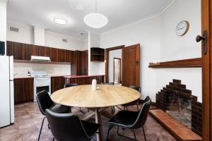 Η κουζίνα ή μικρή κουζίνα στο Classic Albury Charm