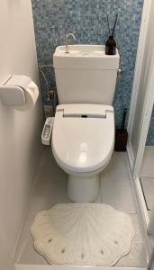 a bathroom with a toilet and a sink and a rug at 102 山手线近上野一站温馨新公寓 in Tokyo