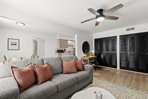 Χώρος καθιστικού στο Charming 1BR Upper-Flat Unit in Royal Oak +15 φωτογραφίες