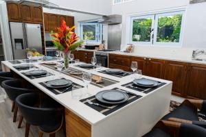 Köök või kööginurk majutusasutuses Luxury Hilltop Dual Villas With Stunning Sea Views & Pools !