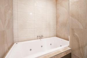 Burke and Wills Hotel Toowoomba的一间浴室