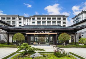 Bangunan di mana terletaknya hotel