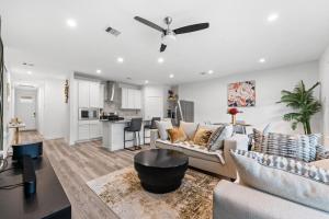 Una sala de estar con un sofá y un ventilador de techo. en Cozy home away from home, en Houston
