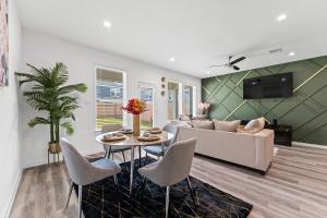 Una sala de estar con un sofá, una mesa y sillas. en Cozy home away from home, en Houston