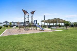 un patio de recreo con un tobogán en un parque en Cozy home away from home, en Houston