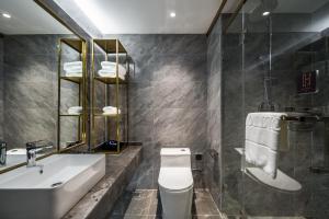 Bilik mandi di Poltton Century Hotel - Changtai Taoli Chunfeng Branch