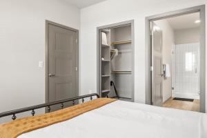 Ένα ή περισσότερα κρεβάτια σε δωμάτιο στο TWO Stylish Westgate CozySuites by stadium with pool!
