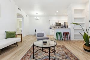 グレンデールにあるCozySuites Glendale by the stadium with pool 19のソファとテーブルのあるリビングルーム