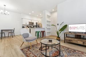 グレンデールにあるCozySuites Glendale by the stadium with pool 19のテレビとテーブルのあるリビングルーム