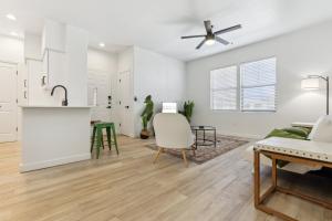 グレンデールにあるCozySuites Glendale by the stadium with pool 19の白い壁と天井のキッチン&リビングルーム
