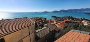 vista su una città con l'oceano sullo sfondo di Lovely House with private pool 3X2 with jacuzzi and breakfast with garden and BBQ next seaside and train station a Sarzana