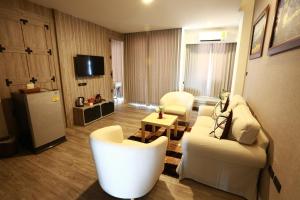 TV a/nebo společenská místnost v ubytování Bright Hotel