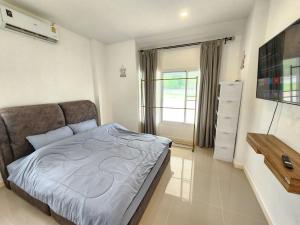a small bedroom with a bed and a window at Pool Villa - Phetchabun in Ban Yawi