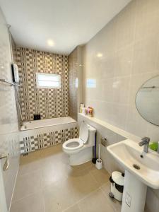 a bathroom with a toilet and a sink at Pool Villa - Phetchabun in Ban Yawi