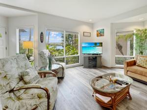 Televiisor ja/või meelelahutuskeskus majutusasutuses Ocean View, 2 BRM, 1st floor, AC, Resort living