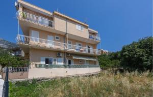 Un edificio de apartamentos con balcones en una colina. en 1 Bedroom Stunning Apartment In Podgora, 