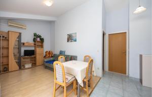 una sala de estar con una mesa, sillas y un sofá en 1 Bedroom Stunning Apartment In Podgora,  9 fotos más