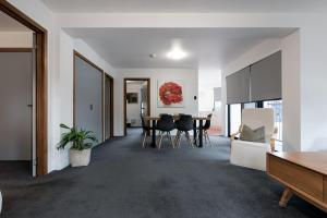 City Retreat with Parking في لونسيستون: غرفة معيشة مفتوحة وغرفة طعام مع طاولة وكراسي