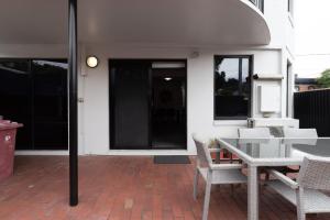 City Retreat with Parking في لونسيستون: فناء على طاولة وكراسي في مبنى