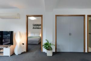 City Retreat with Parking في لونسيستون: غرفة نوم بسرير وباب جرار