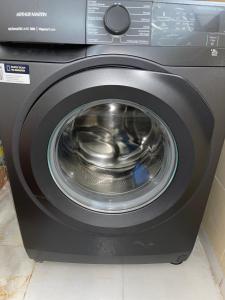タンジェにあるMaison Tanger Centreのドアが開いた洗濯機の正面図