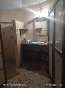 a bathroom with a sink and a mirror at Chambre d'hôtes chez Vetea in Fare +13 photos