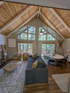 un salon avec un canapé et une table dans l'établissement Mountain Haven Near Kirkwood Resort!, à Pioneer