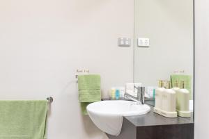 Stylish Retreat Steps from Geelong Waterfront, with Parking, Wi-Fi, AC的一间浴室