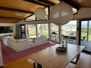 a living room with couches and a table and lamps at Eden Niu in Eden