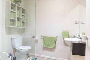 Stylish Retreat Steps from Geelong Waterfront, with Parking, Wi-Fi, AC的一间浴室