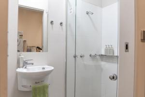 Stylish Retreat Steps from Geelong Waterfront, with Parking, Wi-Fi, AC的一间浴室
