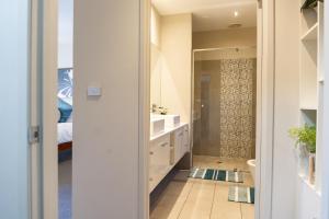Stylish Retreat Steps from Geelong Waterfront, with Parking, Wi-Fi, AC的一间浴室