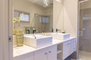 吉朗Stylish Retreat Steps from Geelong Waterfront, with Parking, Wi-Fi, AC的带两个水槽和一面镜子的浴室